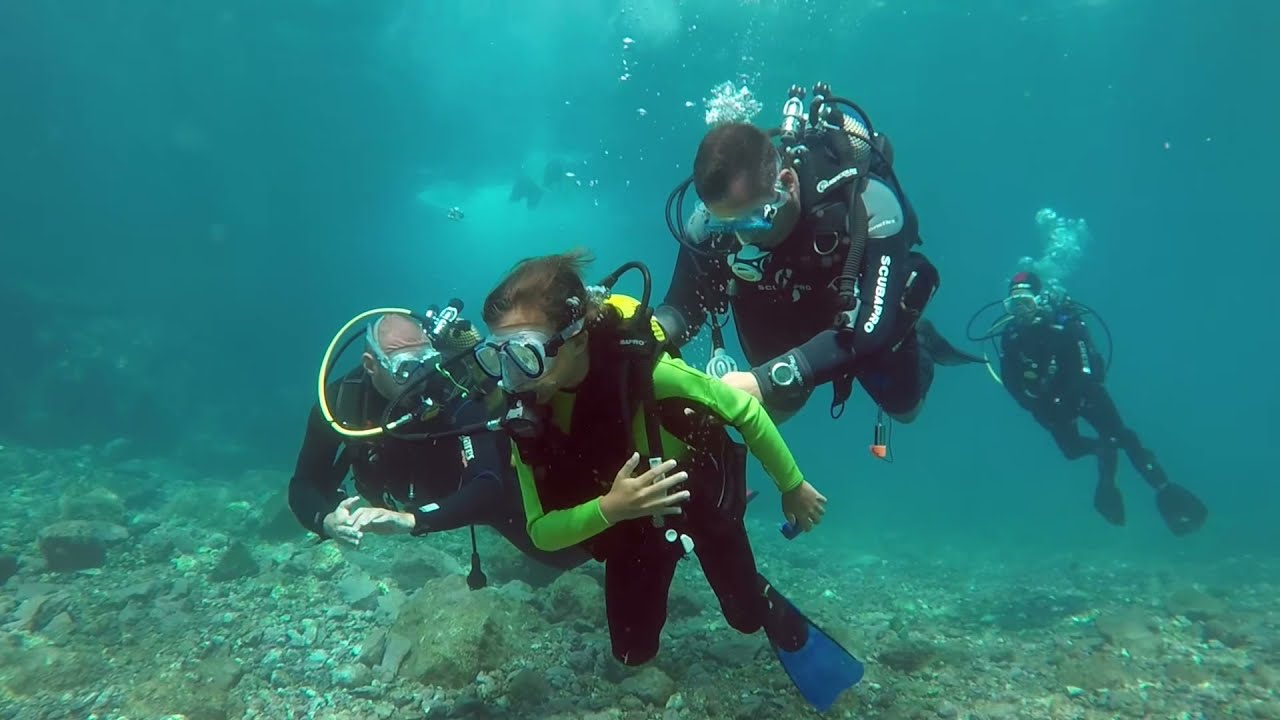 Niño en su Bautizo de buceo en Radazul