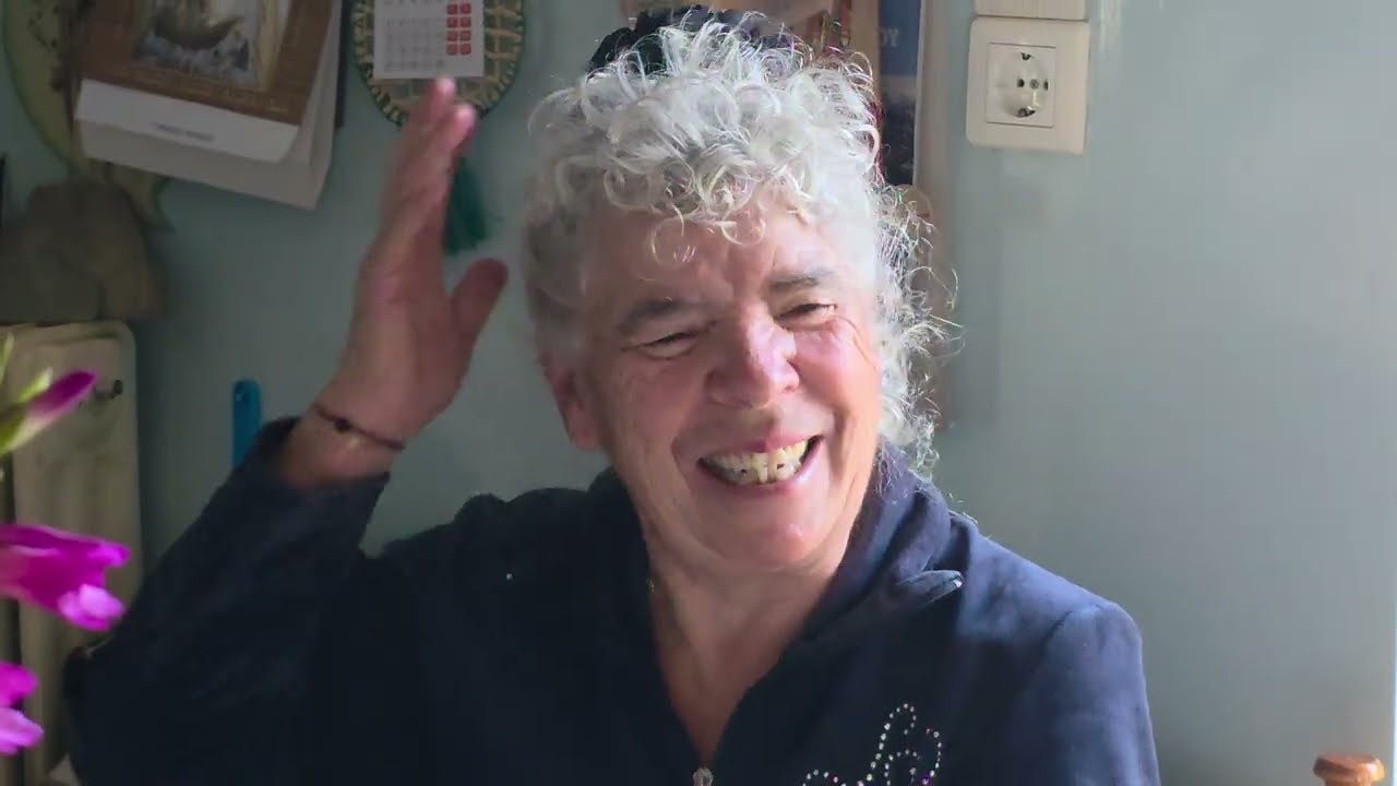 Μαχαιρίδες στην Μαμά   πάντα κάτι έχει σκεπασμένο  ήπιαμε ζουμί από ασκολιμπρους με λίγο λεμόνι