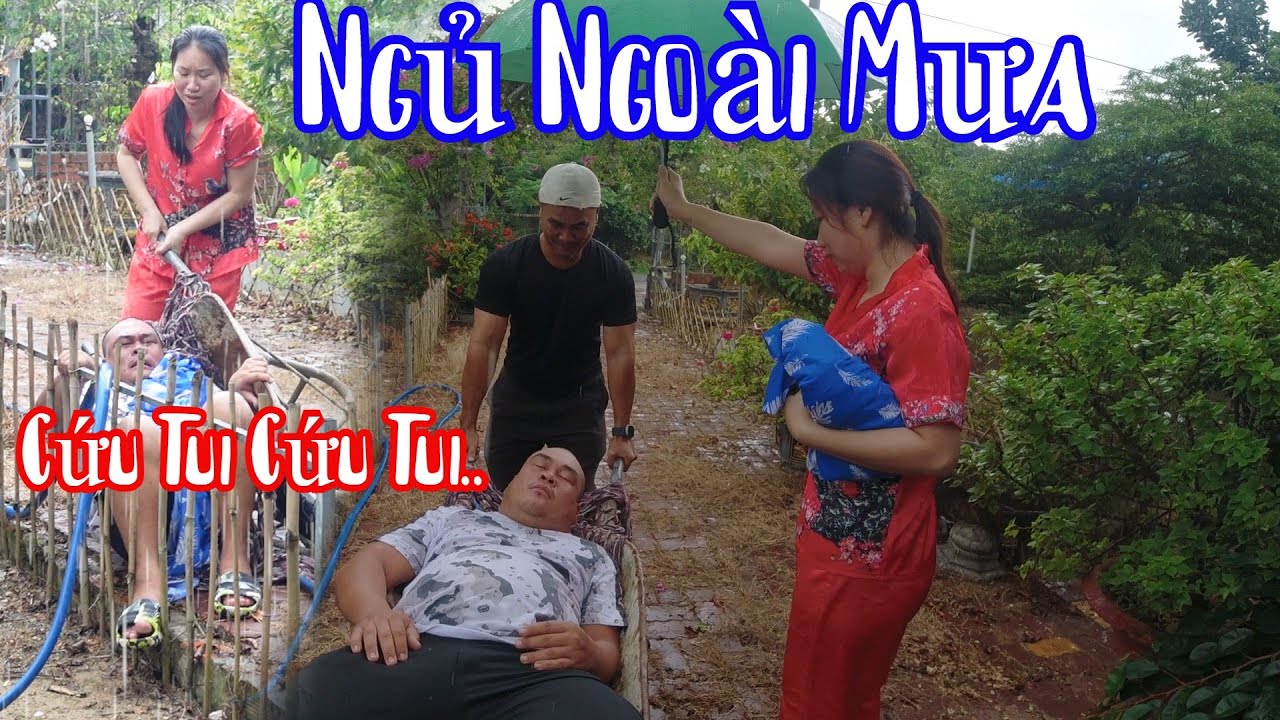 Cả Team Gồng Mình Đẩy Bà Bé Ra  Ngoài Cho Ngủ Dưới Mưa Cười Té Xe Luôn