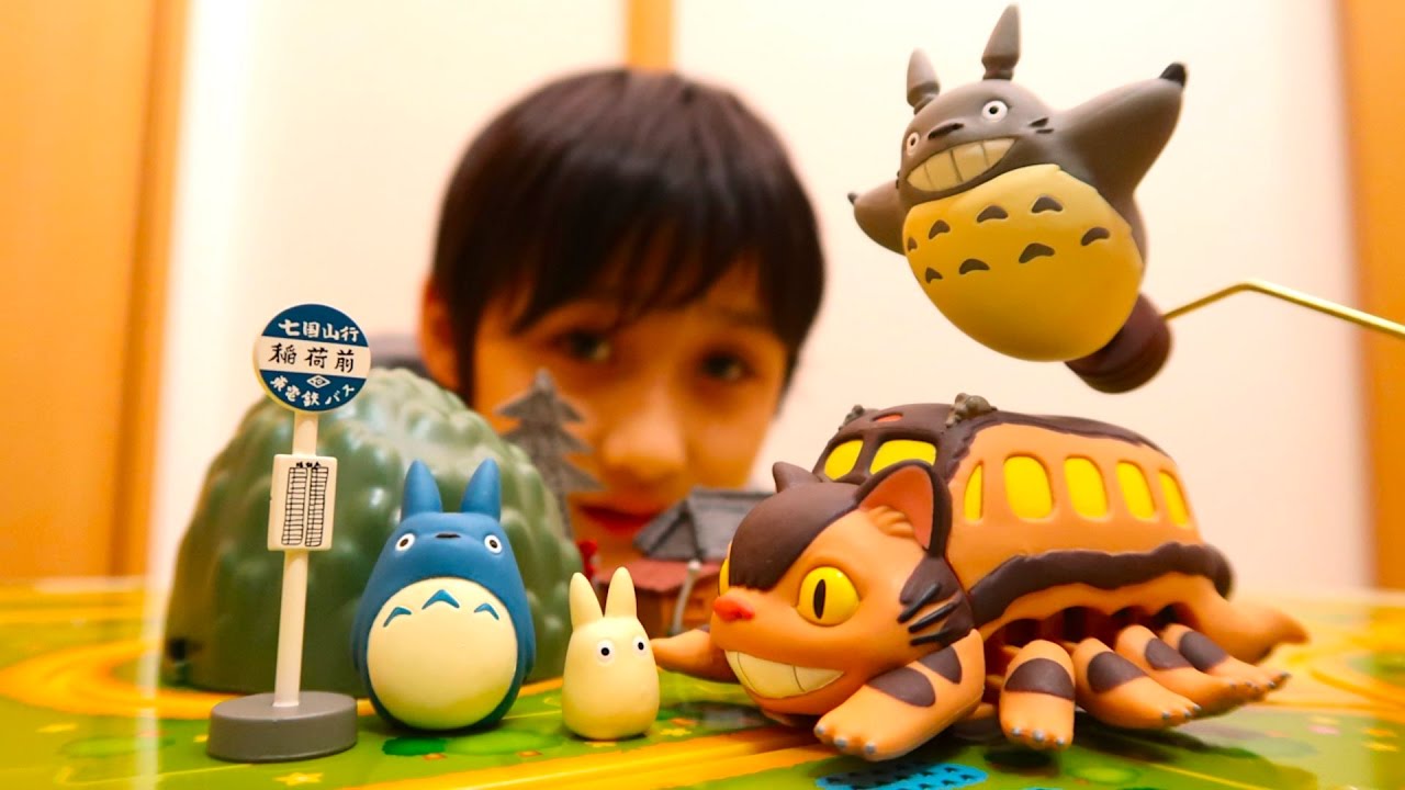 リアルなネコバスにドキドキ！ネコバス レールパズル Totoro Catbus running around on Table【かとちゃん】