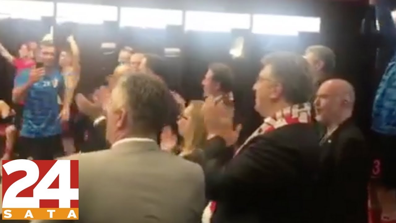 Vatreni slave s premijerom: Plenković je s igračima zapjevao 'Moja domovina'