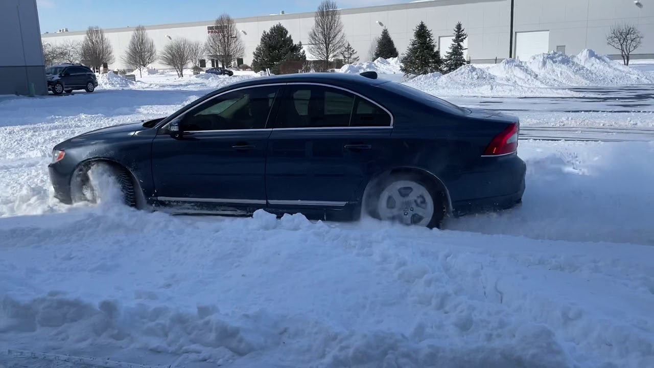 Volvo S80 V8 AWD in deep snow