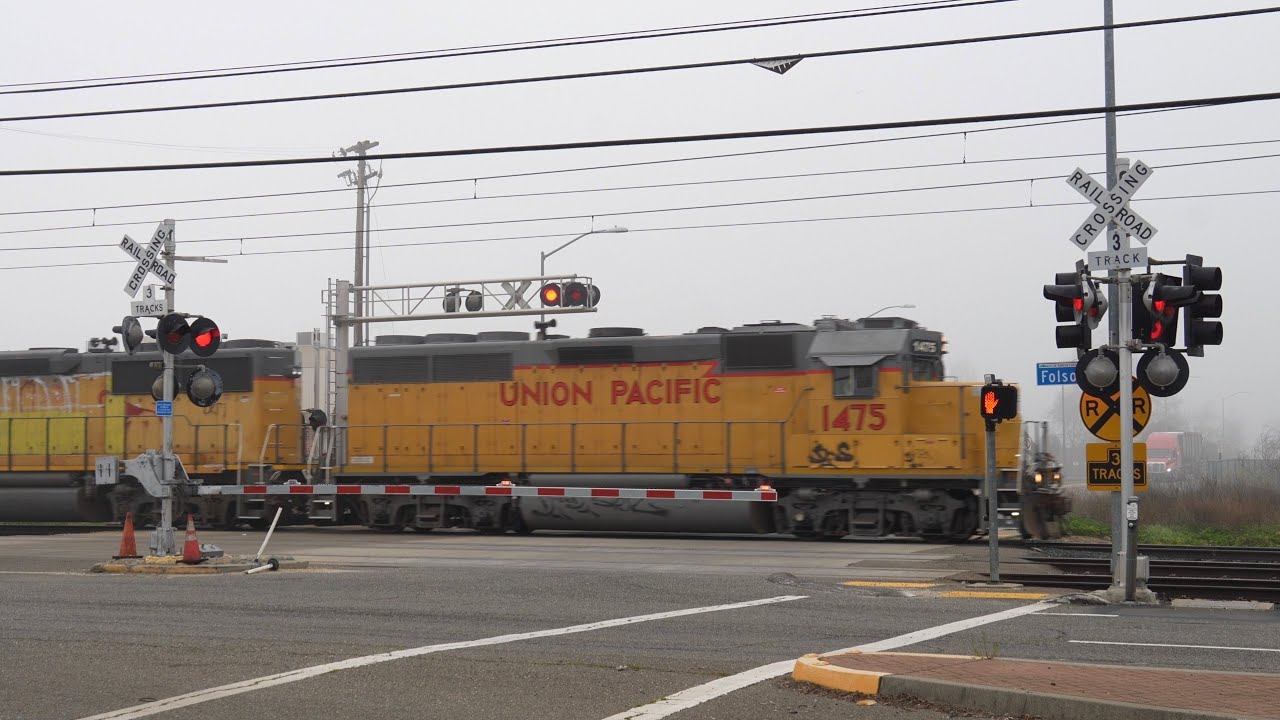 UP 1475 Florin Flyer Local & SacRT | Marketplace Ln. Railroad Crossing, Rancho Cordova CA