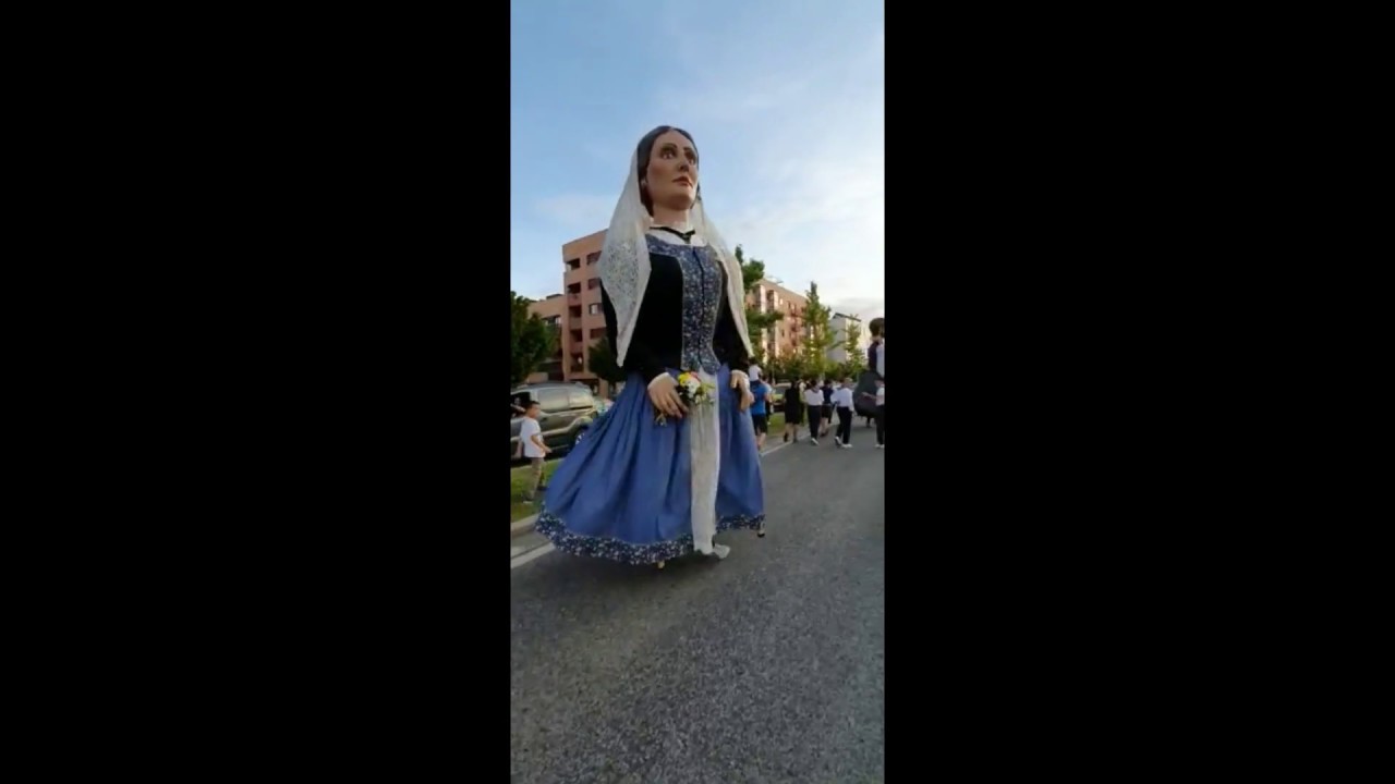 Gigantes de Buztintxuri (Ana) - Pasacalles
