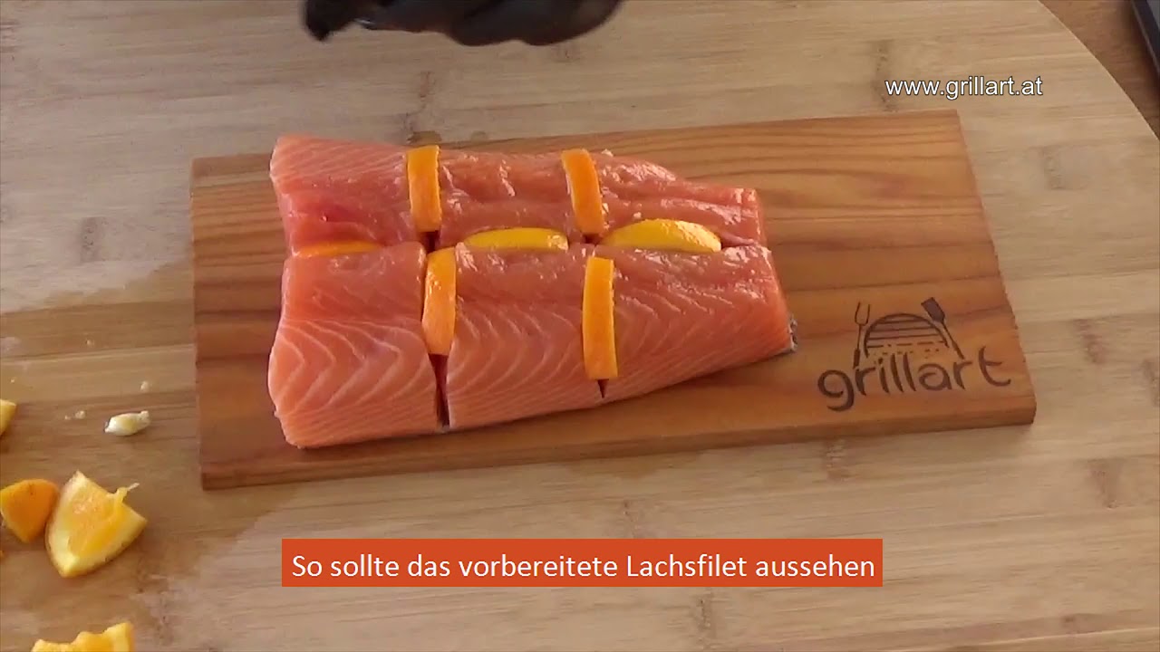 Lachsfilet grillen auf einem Zedernholzbrett
