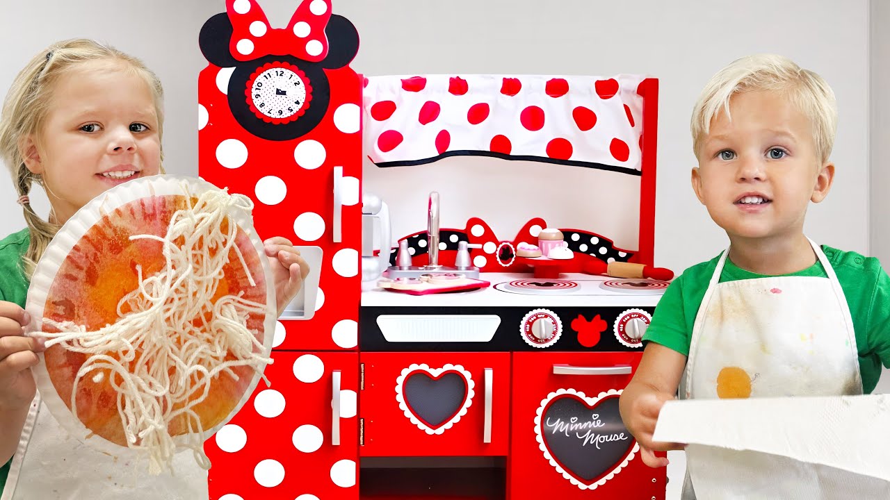 Magic Cooking Toys! Naomi and David Pretend Play Kitchen Fun
