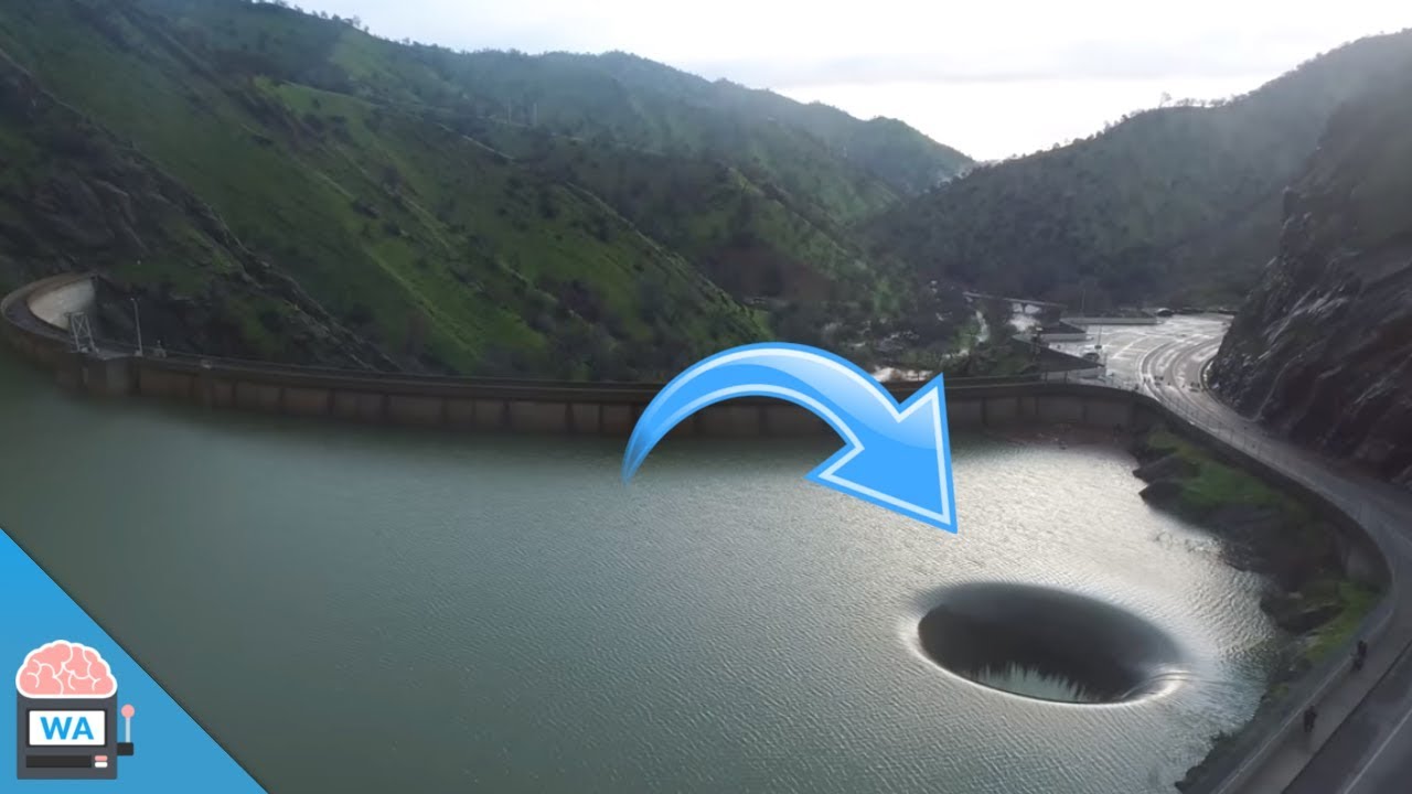 Mann fliegt Drohne über dieses komische schwarze Loch - die Aufnahmen machen ihn sprachlos!