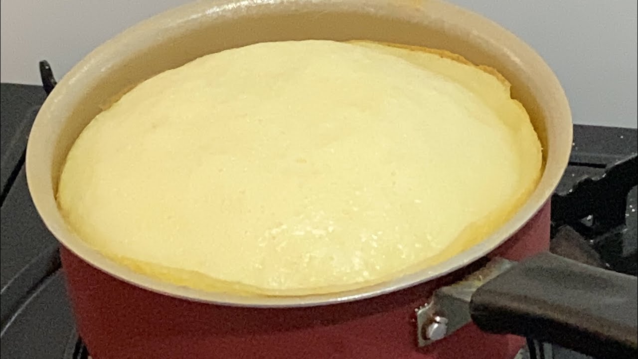 PÃOZINHO DE FRIGIDEIRA DE FUBÁ ,COM REQUEIJÃO.