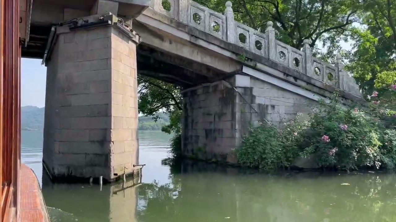 坐船绕西湖一圈，感受惬意的春天 The West Lake boat tour in spring