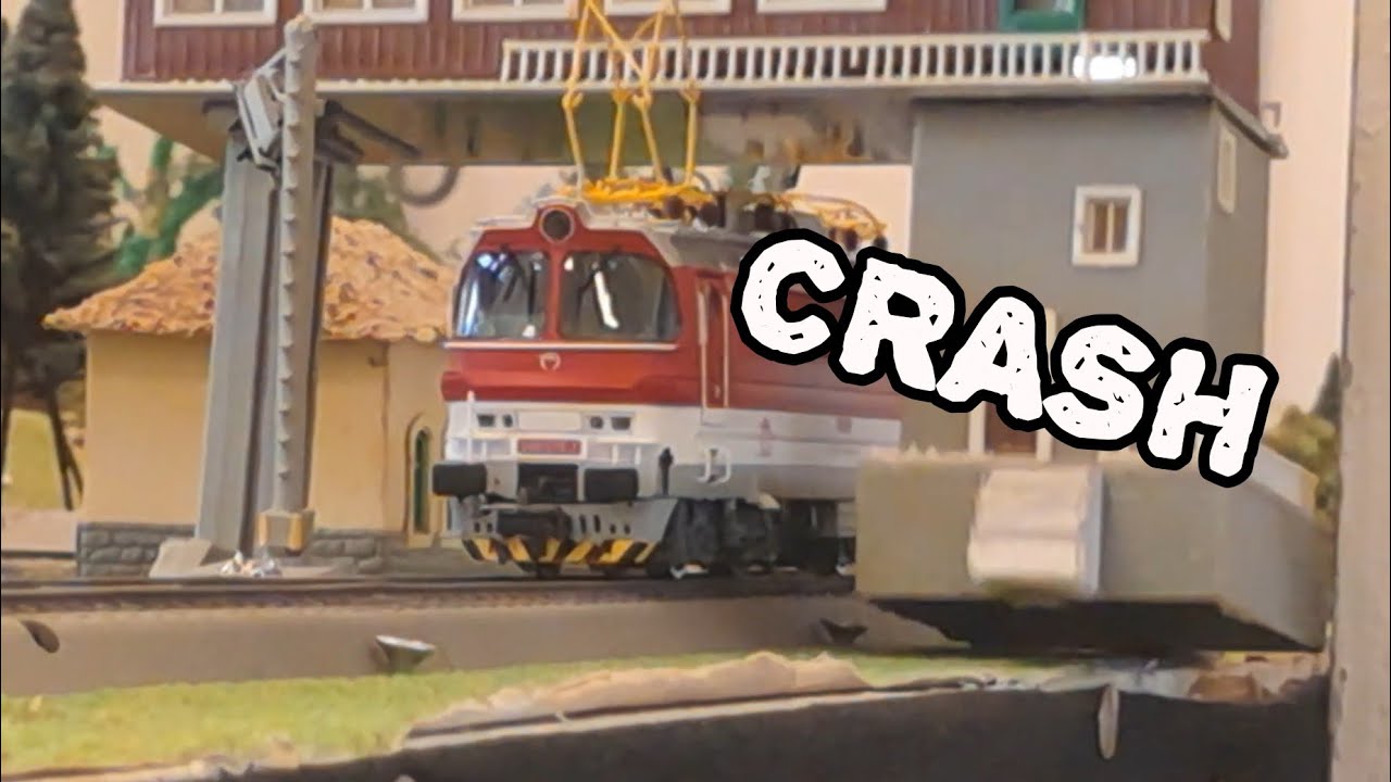 (Model train crash)Modelová Laminátka nabúrala do budovy s pantografom!