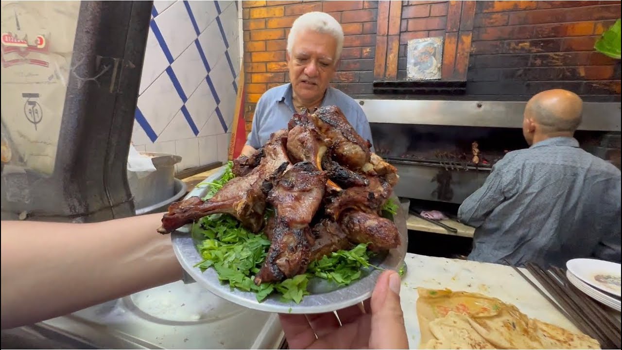 يا رايحين الغورية هاتولي لفة كباب و كفتة ونيفة هدية من عند عبد العليم