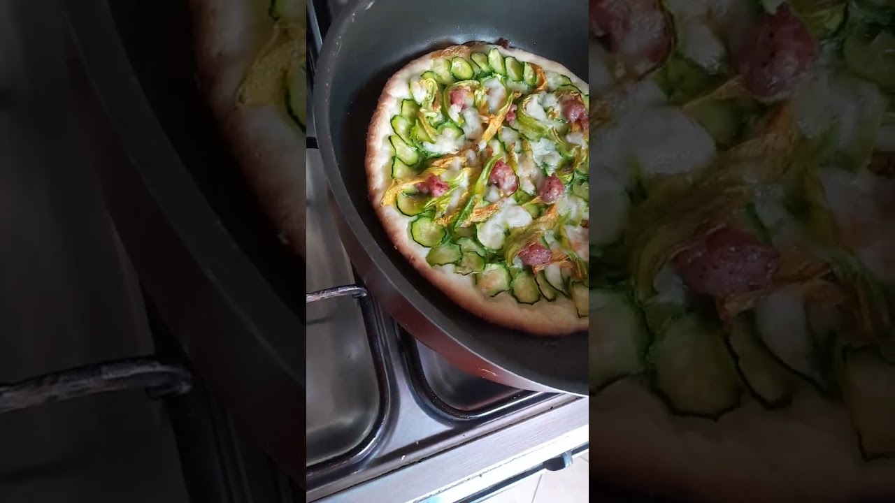 pizza gluten free alta idratazione con zucchine romanesche,fiori di zucca e salsiccia