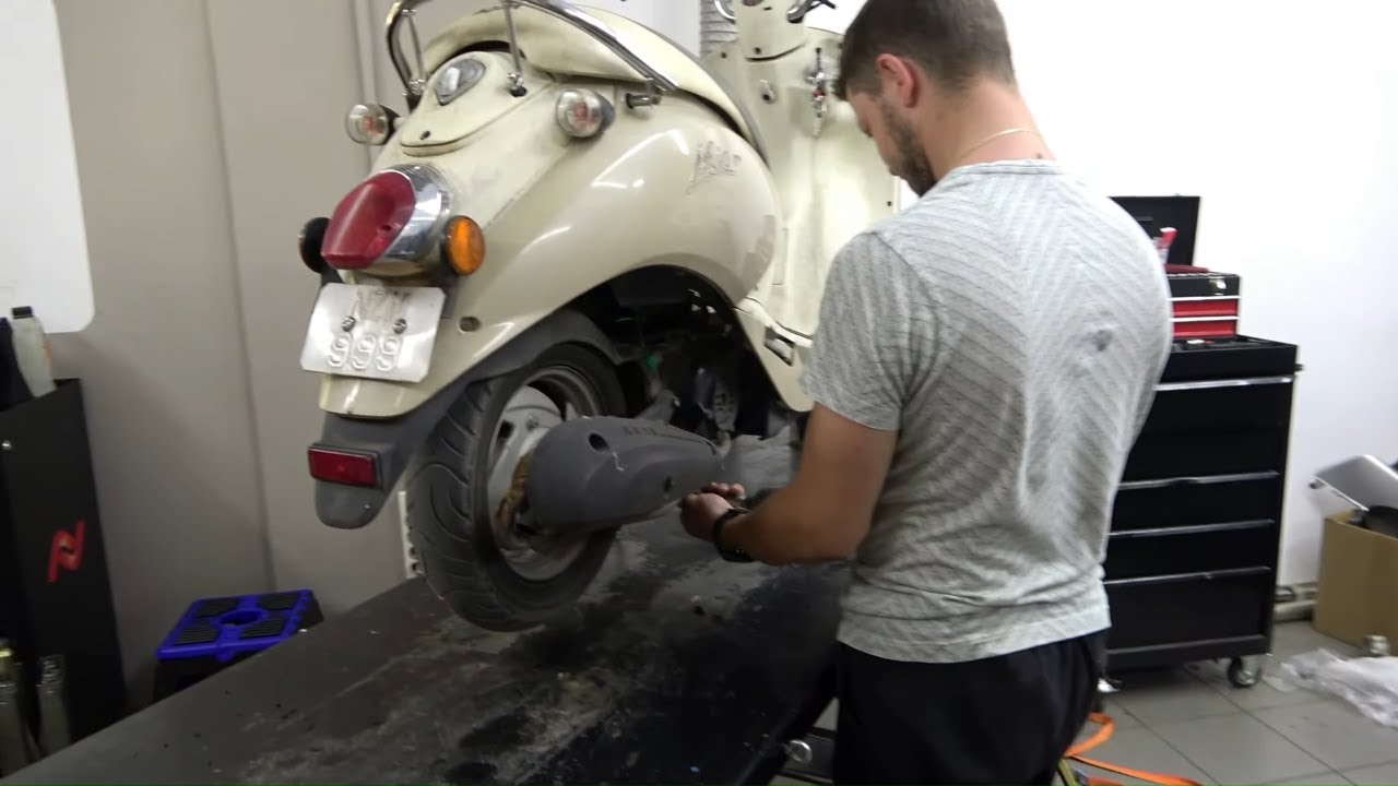 Tyre change on a scooter SYM MIO 50cc