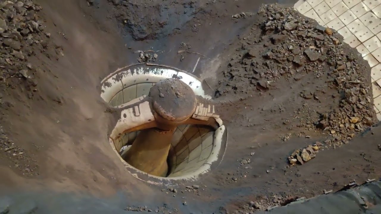 BIG IRON ORE BOULDER PROCESSED. IRON ORE CRUSHER OPERATION AT NIGHT 