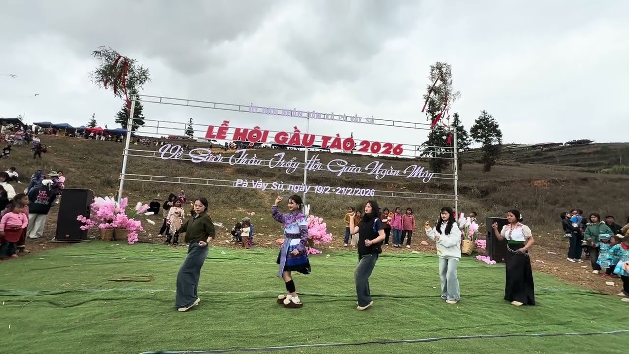 Gái xinh nhảy trong lễ hội gầu tào suối thầu năm 2026