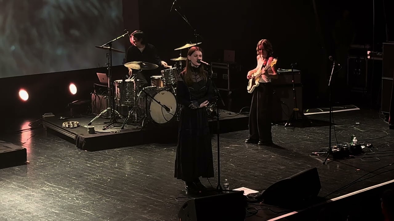 ETHEL CAIN - Amber Waves - Childish Behaviour Tour - live in Paris @ Le Trianon - 3 June 2024