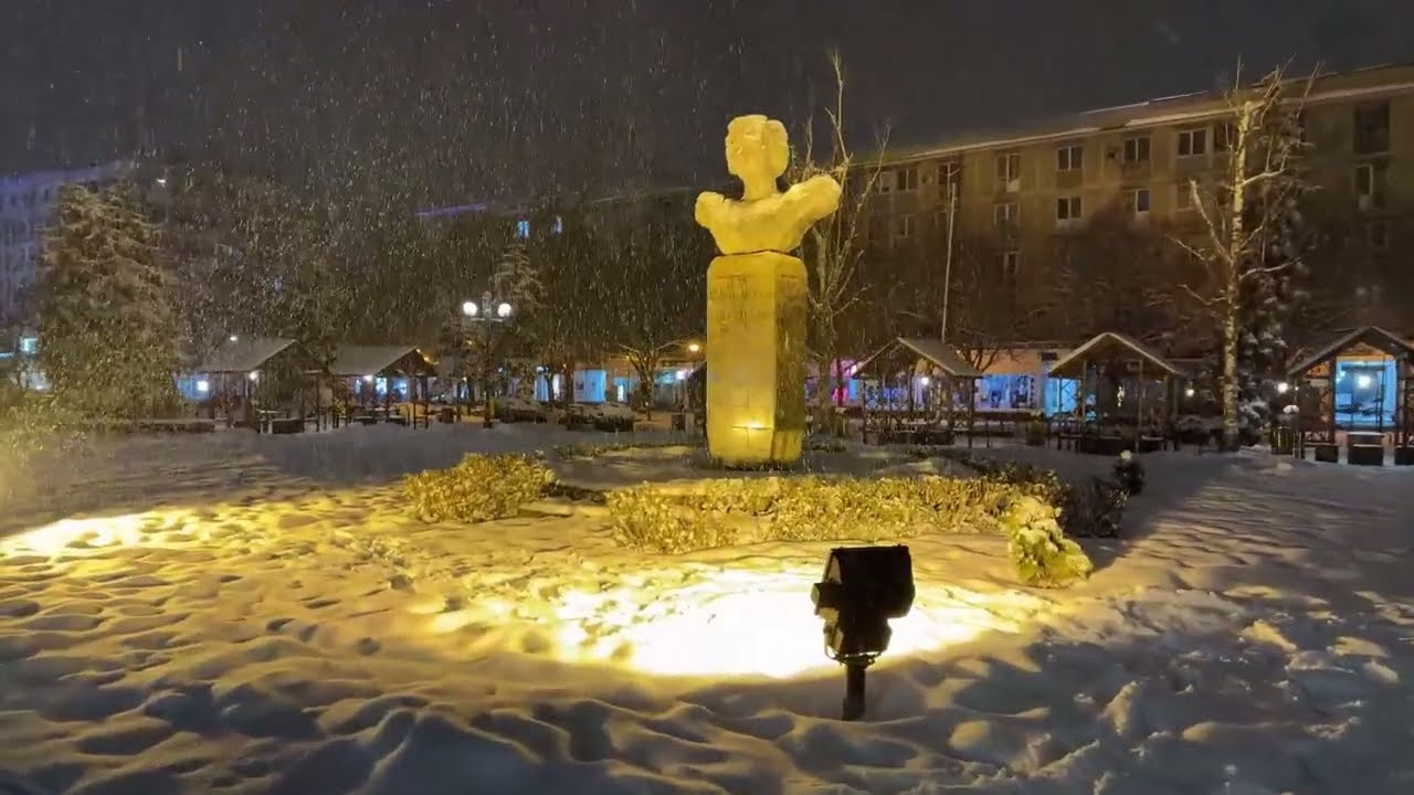 Ninge liniștit în centrul orasului Ploiesti, statuie Nichita Stanescu 21 februarie 2026, #winter