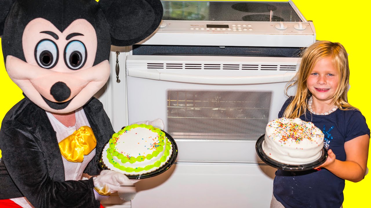Assistant Cake Making Contest with Mickey and Minnie Mouse