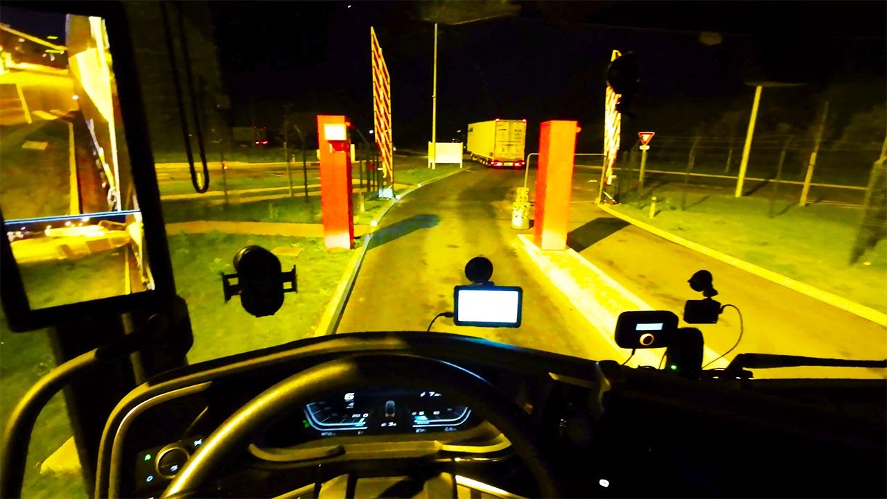 Truck Driver Starts the working day AT NIGHT! Night driving in France with DAF XF truck.