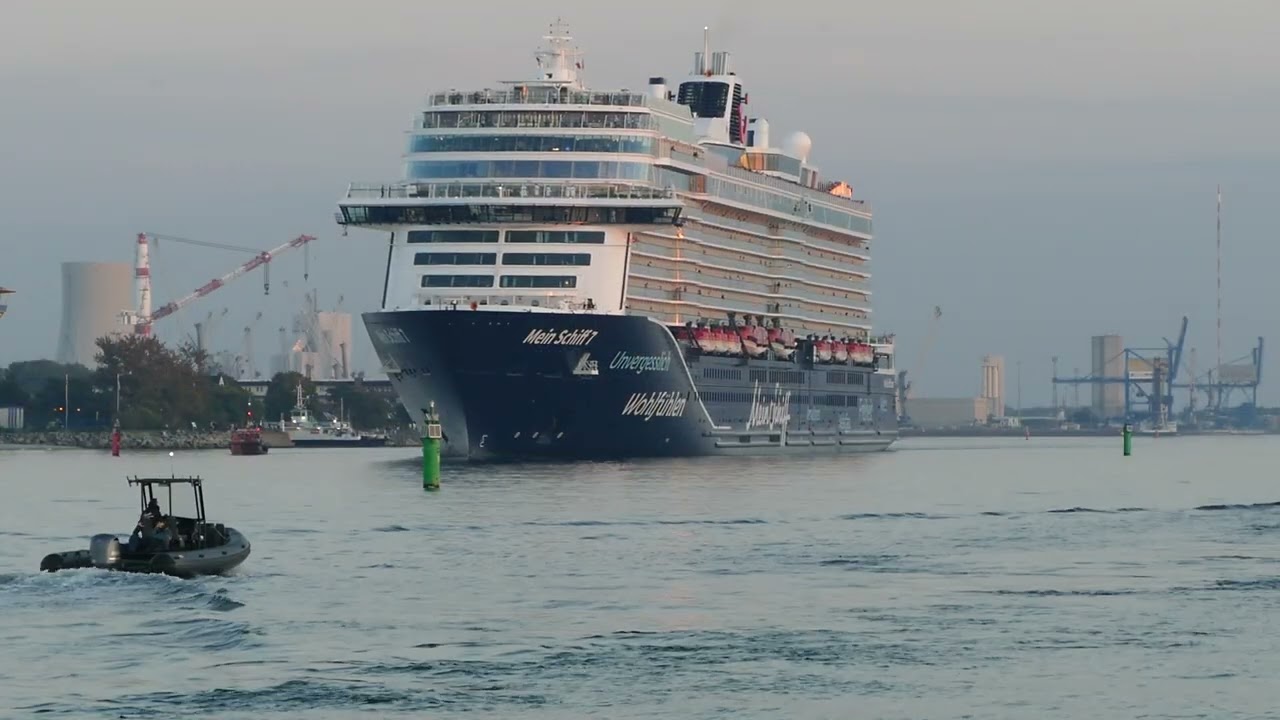 Auslaufen der neuen Mein Schiff 7 | Warnemünde