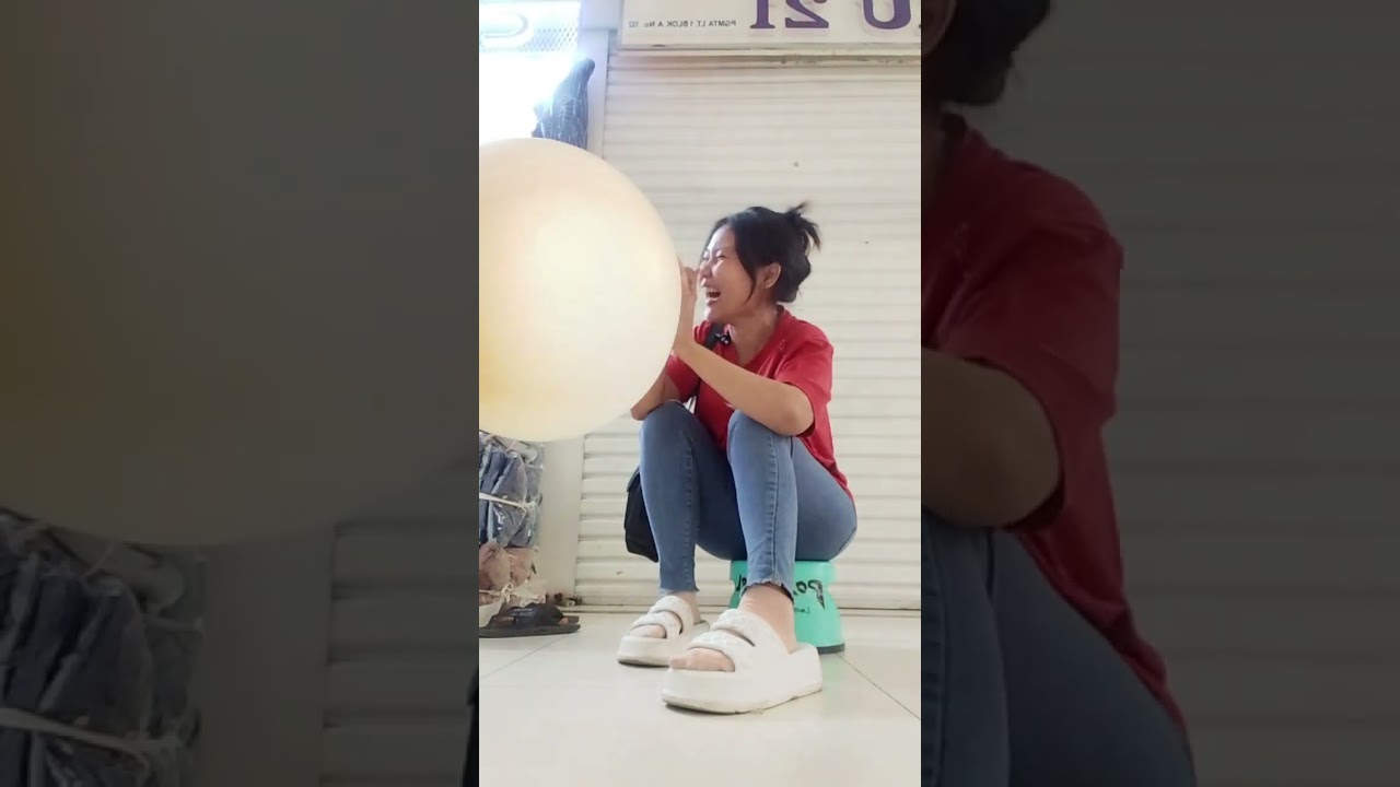 Meniup balon raksasa pake mulut 