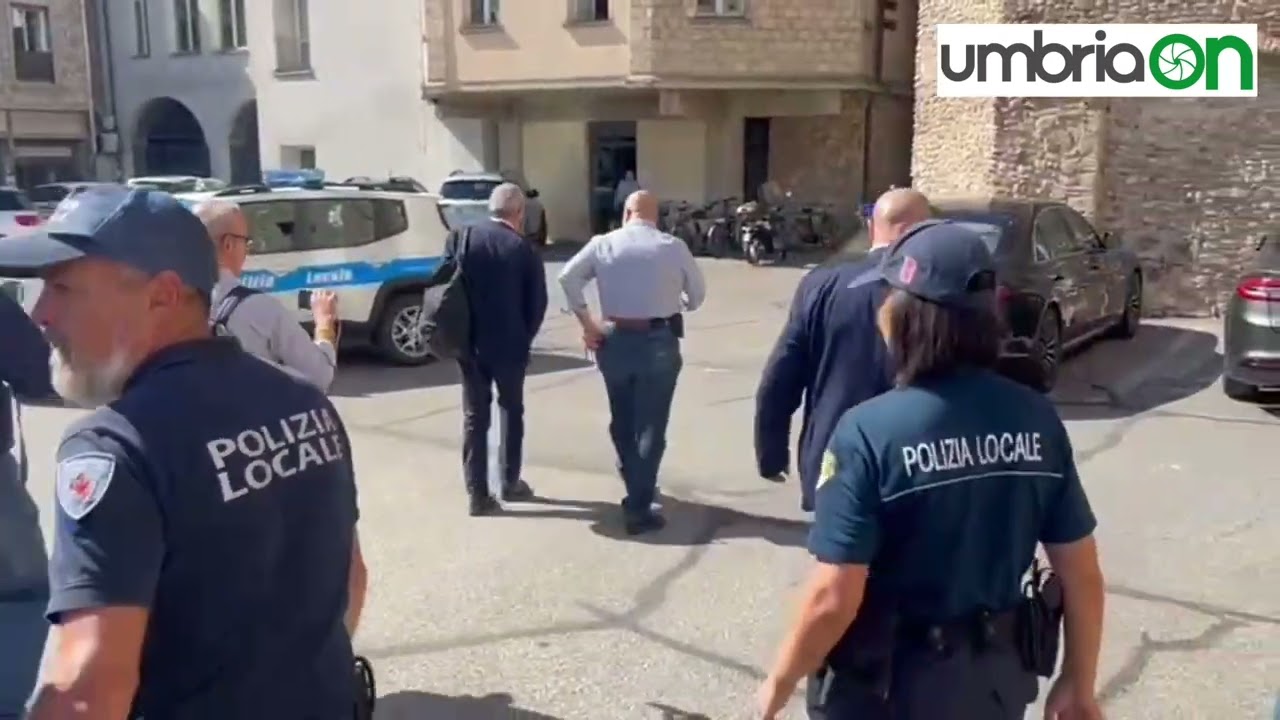 Terni, Bandecchi contestato: «Uno per uno, siete fottuti». E fa il dito medio