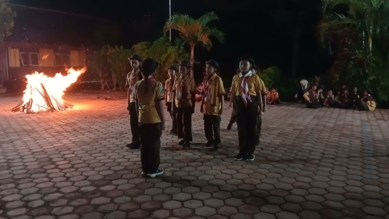 Suguhan yel-yel dari regu mawar gudep SDN 3 Jengglungharjo pensi unggun gembira LT 1 tahun 2026