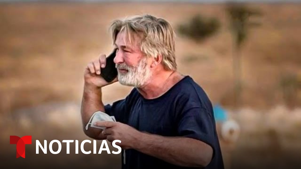 Así fue captado Alec Baldwin tras disparar arma de utilería | Noticias Telemundo