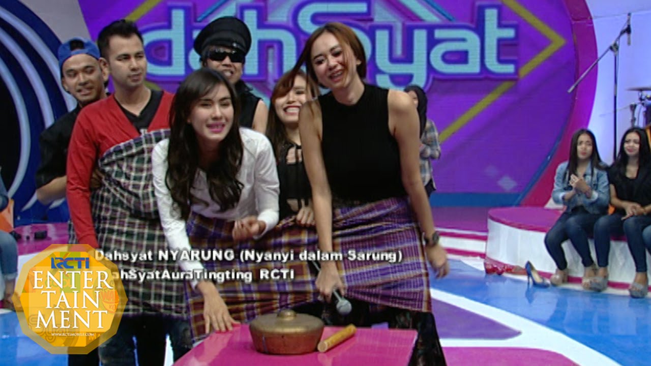 Games nyanyi dalam sarung Host Cewe Vs Host Cowo [Dahsyat] [23 Okt 2015]