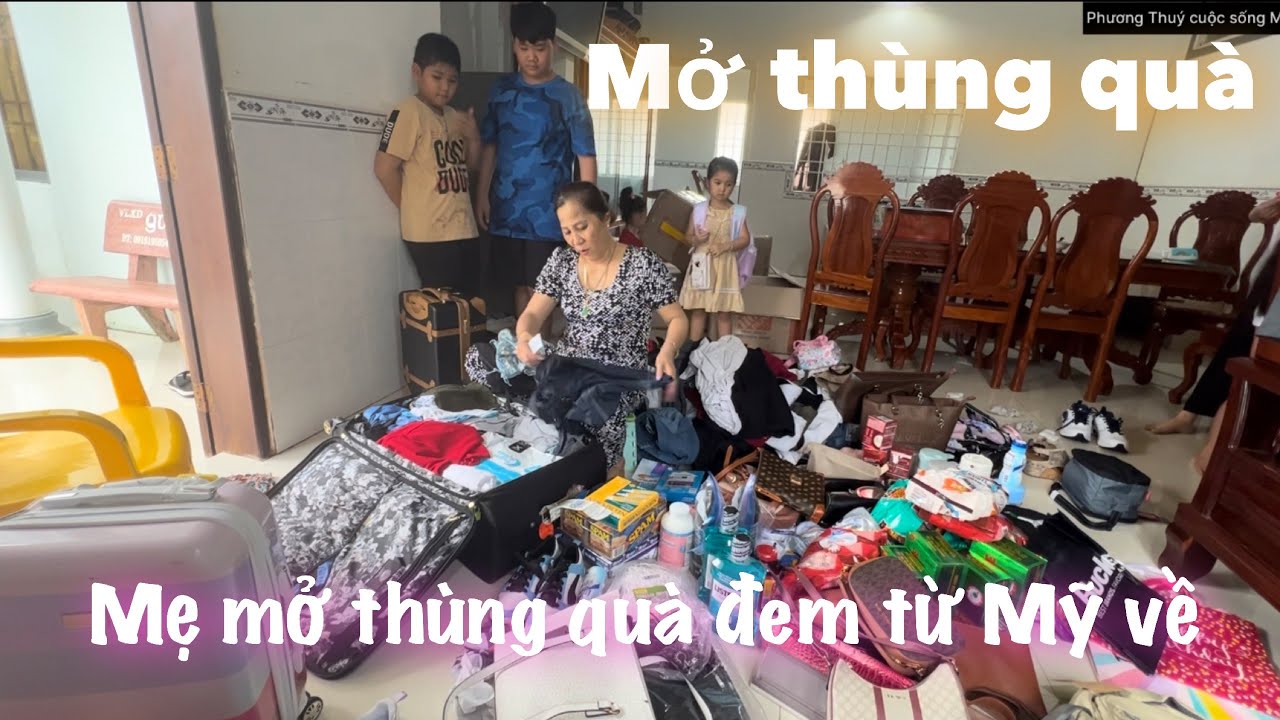 Mẹ mở thùng quà đem về từ Mỹ về @phuongthuycuocsongmy