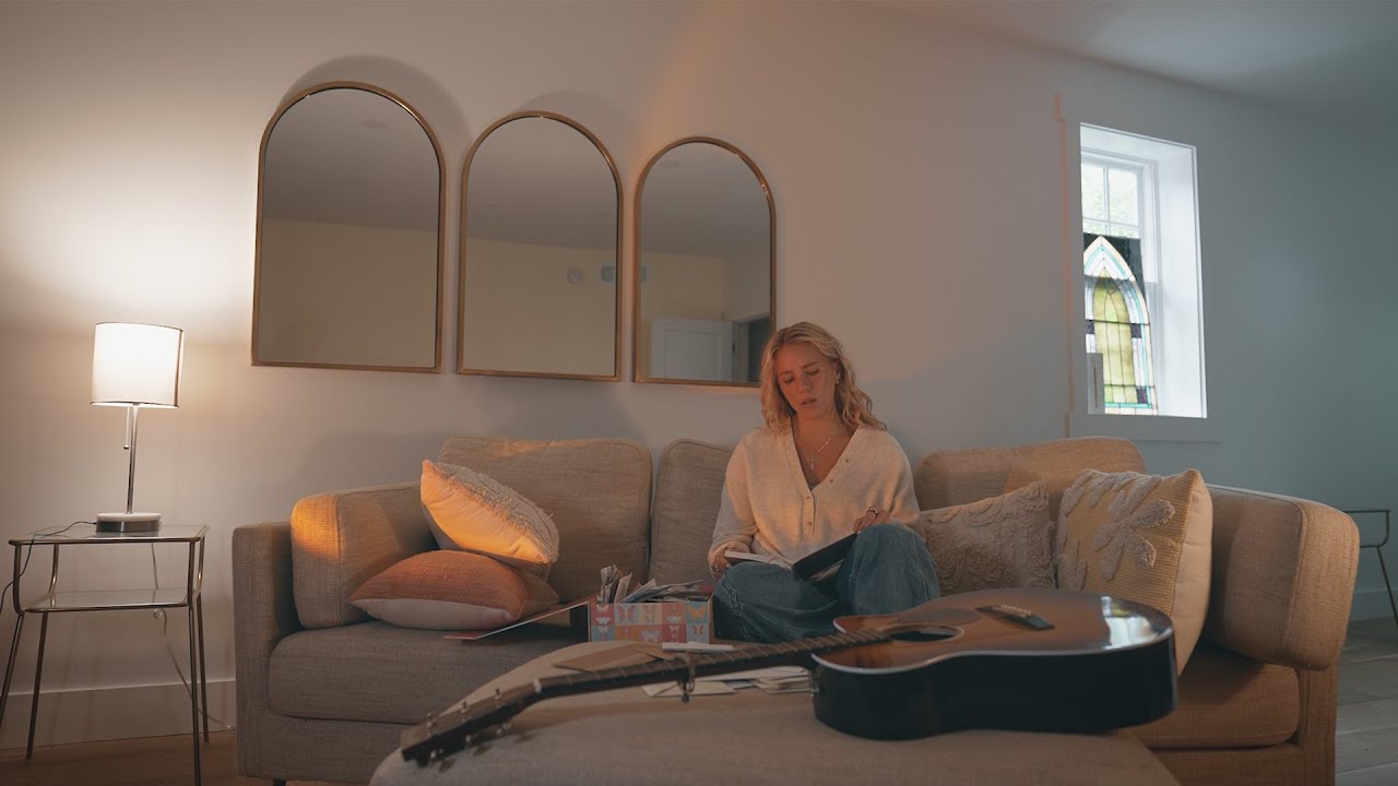 Avery Anna - girl next door (visualizer)
