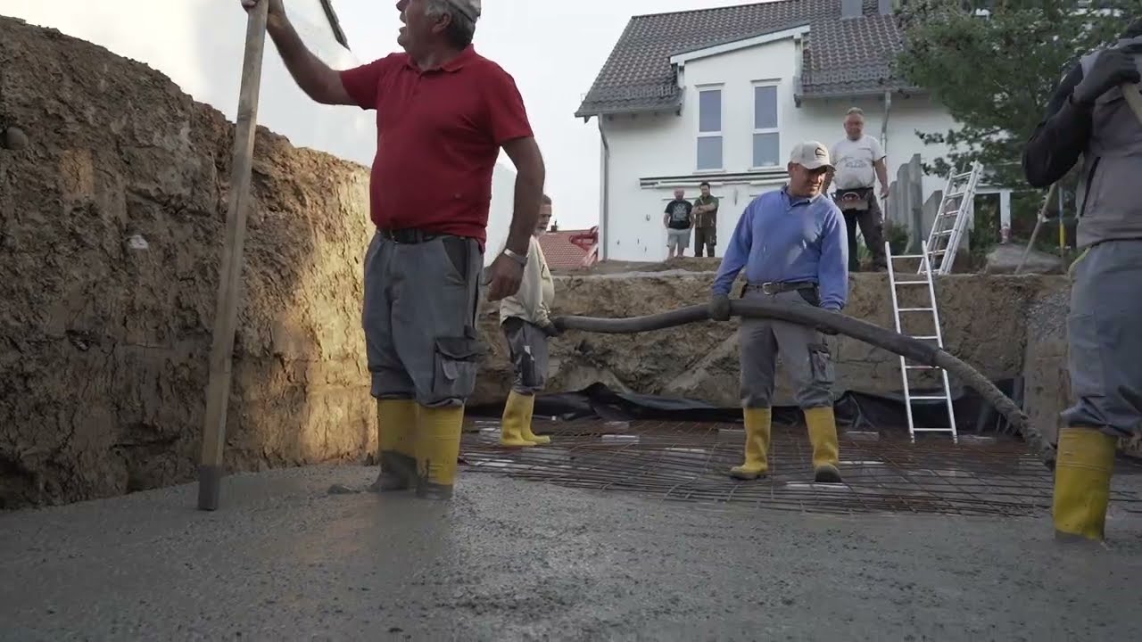 Aushub und Betonarbeiten für die Bodenplatte eines Naturpools – Professionelle Poolbauarbeiten