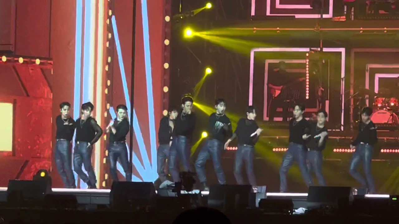 SEVENTEEN (세븐틴) - Left & Right Fancam @ 2022 Weverse Con 211231 위버스콘 직캠