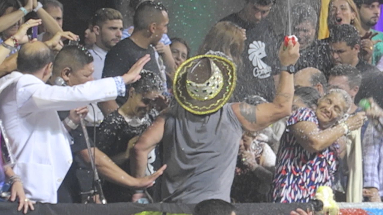 Diego Maradona en el carnaval de Corrientes bailando con Samba total