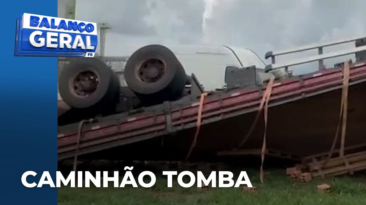 Caminhão tomba entre Rolândia e Arapongas, carga de 5 mil tijolos ficou na pista
