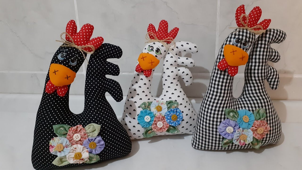 Galinha peso de porta com flores de fuxicos! Fácil, rápida! Moldes na descrição do vídeo! hen