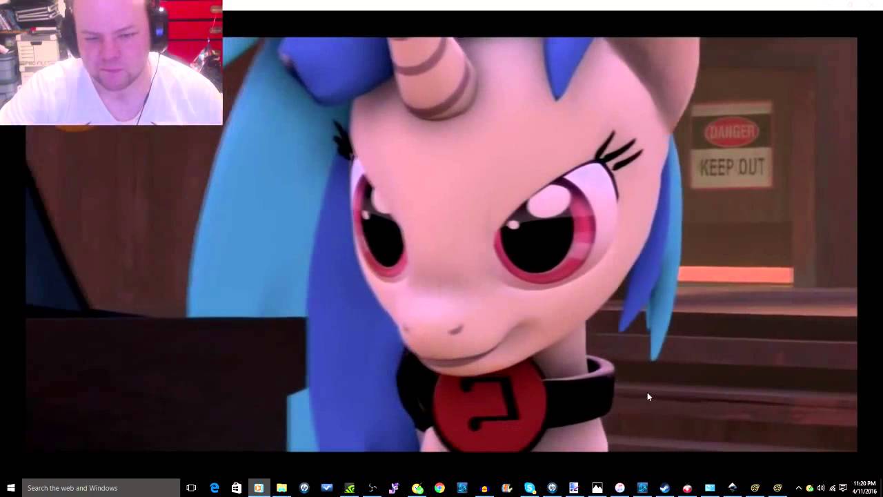 MLPDethDearl32 Reacts to Vinyl Scratch plays Piano DUbstep SFM