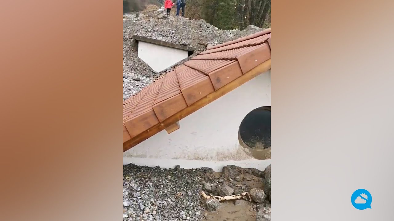 Лавина из воды, грязи и камней в Кролле, Франция