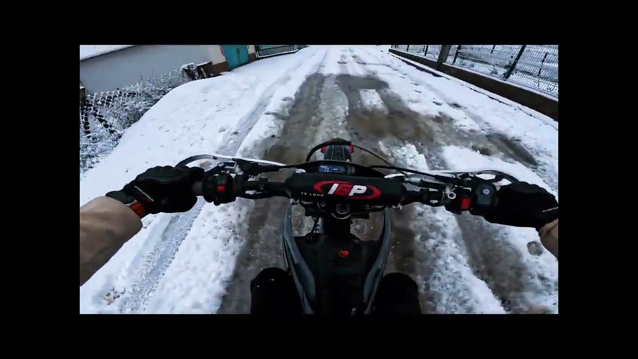 Вигнав ковіка в сніг!!!