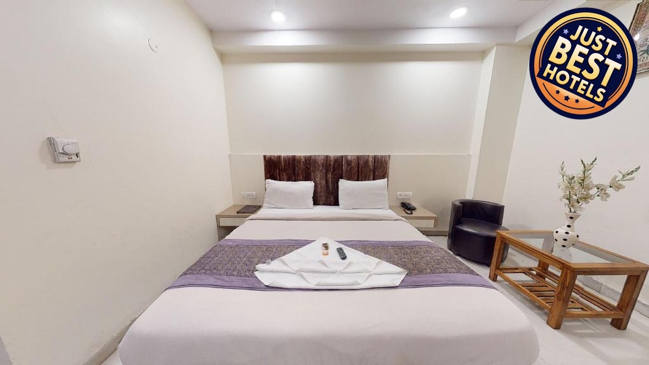 Hotel All Iz Well | New Delhi and NCR, India | Hotel Review 🛏️
