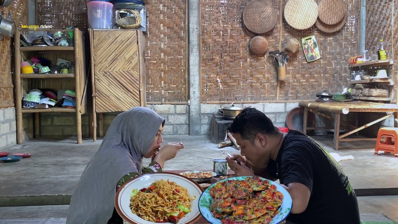 Masak mie goreng pedas manis,bakwan kulit melinjo ,unik tapi nikmat, masakan desa 