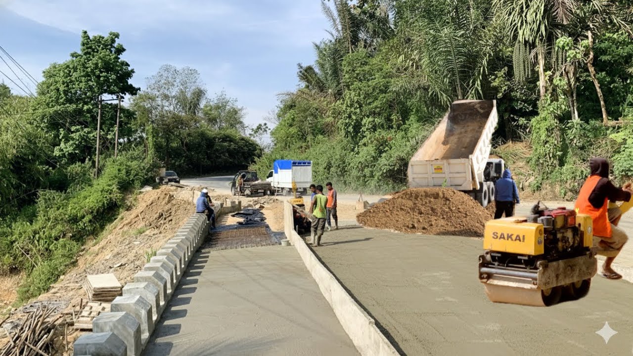 Tak Lama Lagi Jalan Kembali Melebar”Pengecoran bahu Jalan Hampir Selesai.