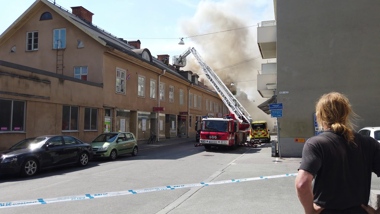 brandmän försöker släcka en eld i Örebro - juni 2020