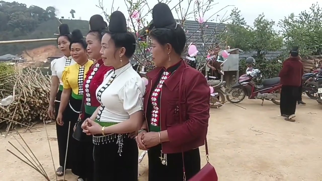 Muôn chiêng hươn ý hoàng thi pi noong tỏn le nơ 