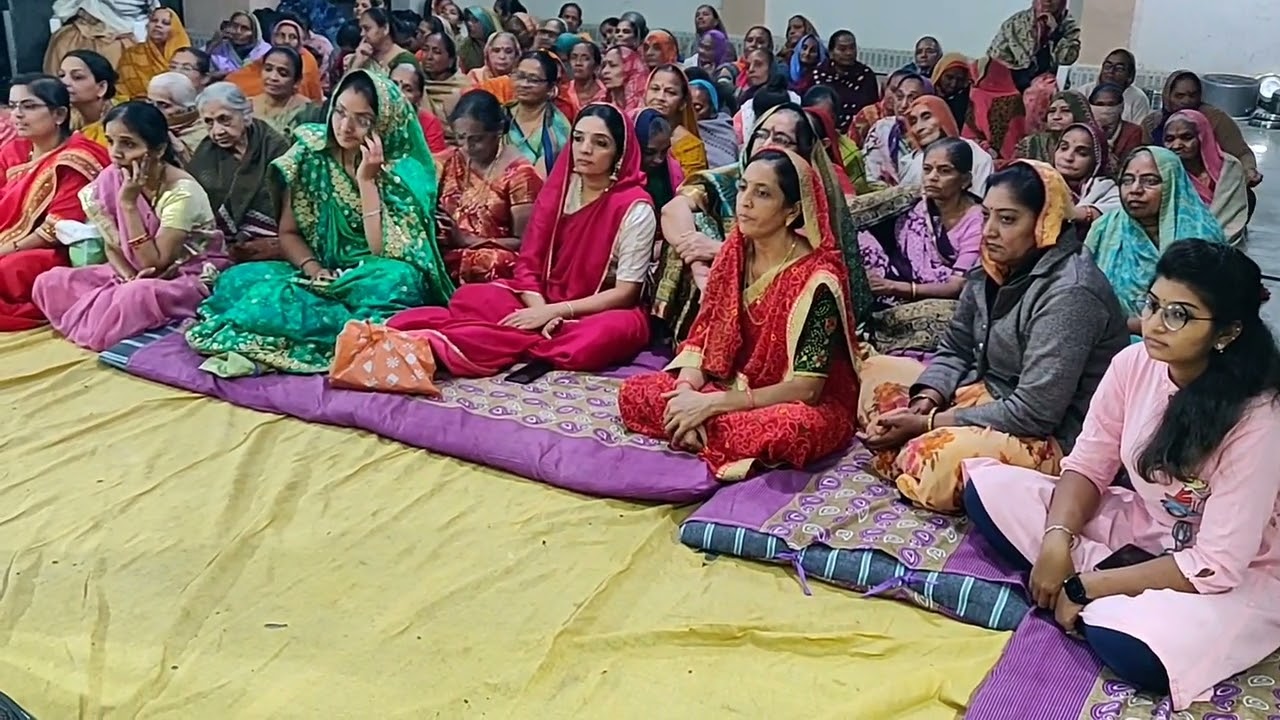 પરમધામ ઉમરાળા મધ્યે અદા શ્રી મનહરલાલ(મનુ અદા) નાં પ્રાગટ્ય ઉત્સવનાં દિને કીર્તન કરતું વૈષ્ણવ જૂથ