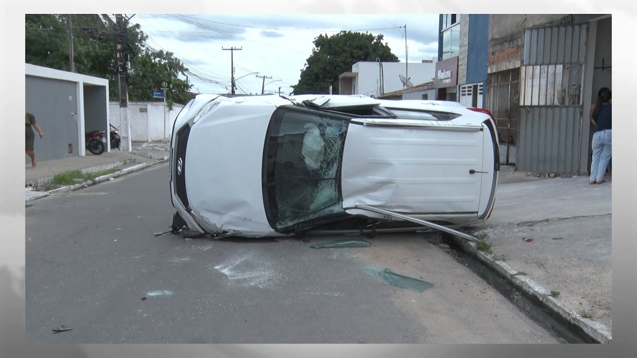 CAPOTAMENTO MOTORISTA PERDE O CONTROLE DO CARRO, BATE EM OUTO VEÍCIULO E CAPOTA NO BAIRRO SANTA ESME