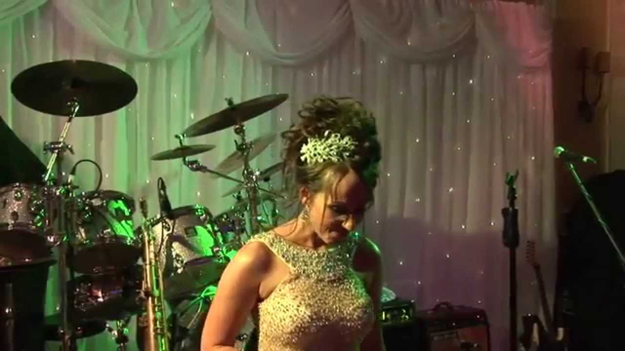 Amazing Bride sings to wedding guests -  Hallelujah - Leonard Cohen