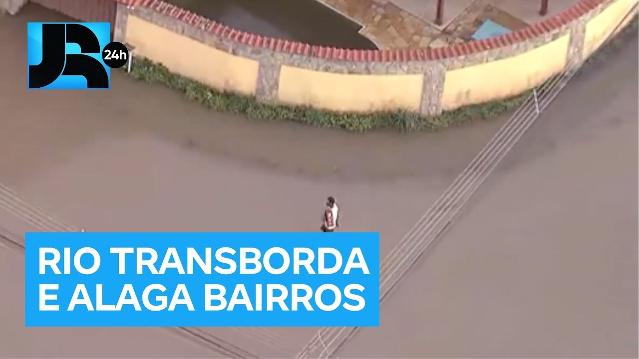 Rio transborda e alaga bairros em Atibaia (SP)