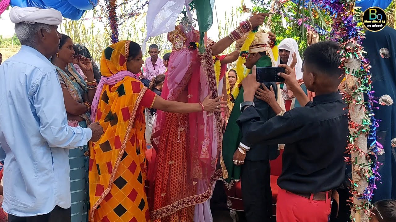 दुल्हन अपने दूल्हे को वरमाला पहना के उनका स्वागत करती हुई वागडी गीत के साथ 22/5/2023