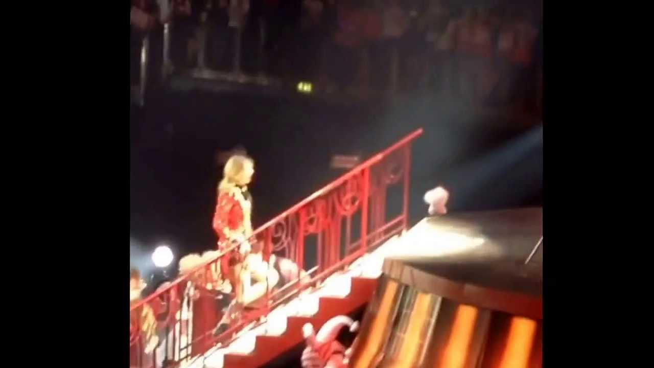 Taylor swift fan runs on stage at London Red Tour concert to give her a note!